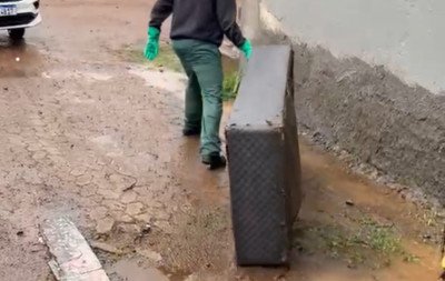 Sofá descartado irregularmente é retirado da Casa de Bombas do bairro Santo Afonso