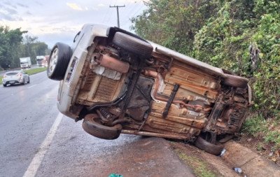 Colisão com ônibus e aquaplanagem com tombamento: RS-122 tem acidentes em dois pontos