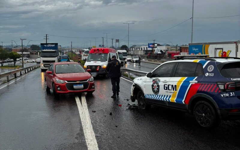 Colisão entre carro e viatura de Guarda Municipal Civil aconteceu na manhã desta segunda-feira (20), na ponte do Rio do Sinos, na BR-116