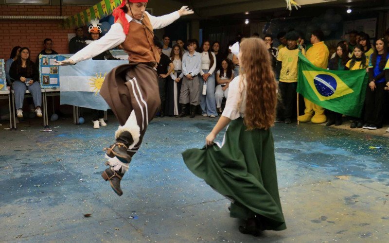 João Cardoso e Letícia Silva apresentaram uma coreografia de zamba, representando a Argentina na Feira das Nações | abc+