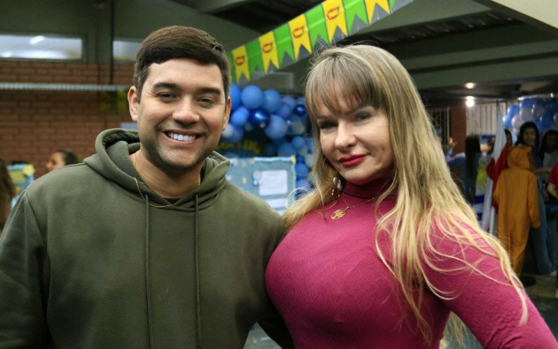 Professor Bruno Flores e a professora Sandra Kilian são os organizados da Feira das Nações na EEEM Affonso Charlier | abc+