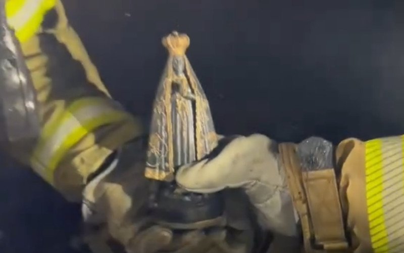 Imagem de Nossa Senhora Aparecida intacta após incêndio | abc+