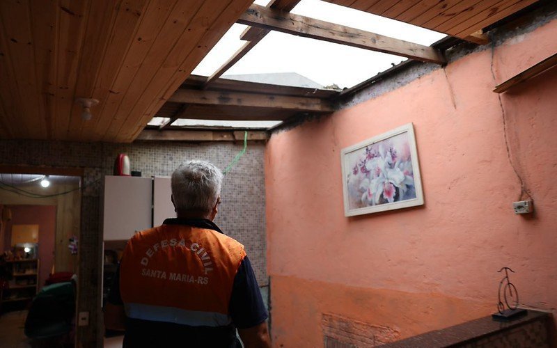 Em Santa Maria, temporais deixaram dezenas de casas destelhadas | abc+