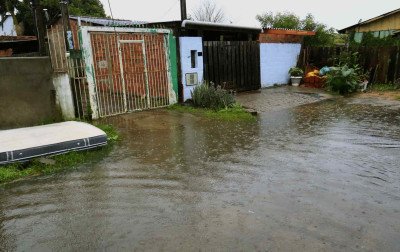 "A gente se acostumou a ver a rua cheia d’água": Excesso de chuva causa problemas em bairros de Canoas