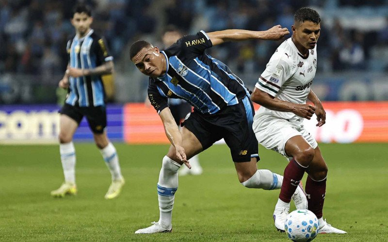 Carlos Vinícius e Thiago Silva duelaram na Arena ontem | abc+