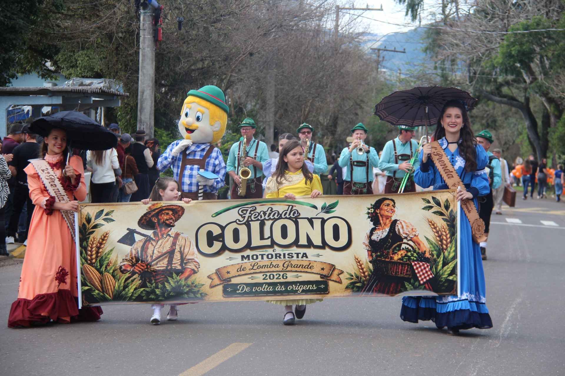 Desfile do Colono transforma avenida em uma viagem pela história da agricultura de Novo Hamburgo