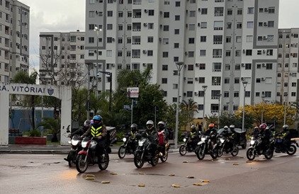 “Nada vai trazer ele de volta”: Cortejo em Novo Hamburgo homenageia motoboy morto após acidente com carro em fuga