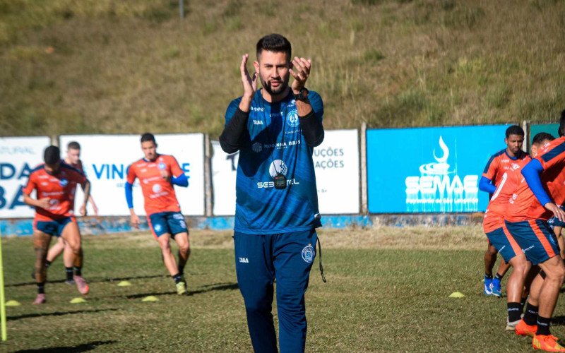 Lucas Klein, preparador físico aimoresista, prepara elenco para a maratona de jogos na Divisão de Acesso | abc+