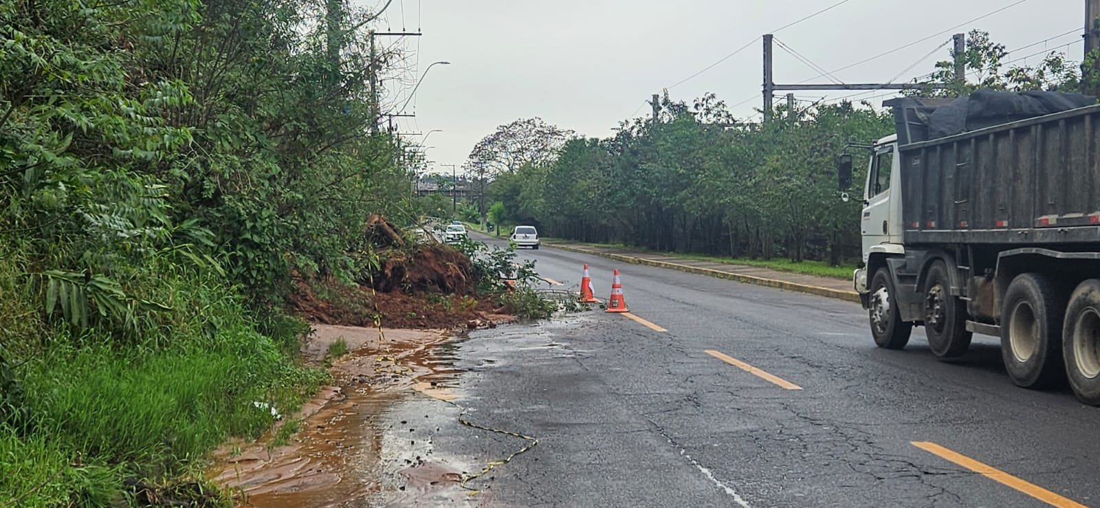 Deslizamento de terra deixa o trânsito em meia pista na Avenida Mauá, em São Leopoldo