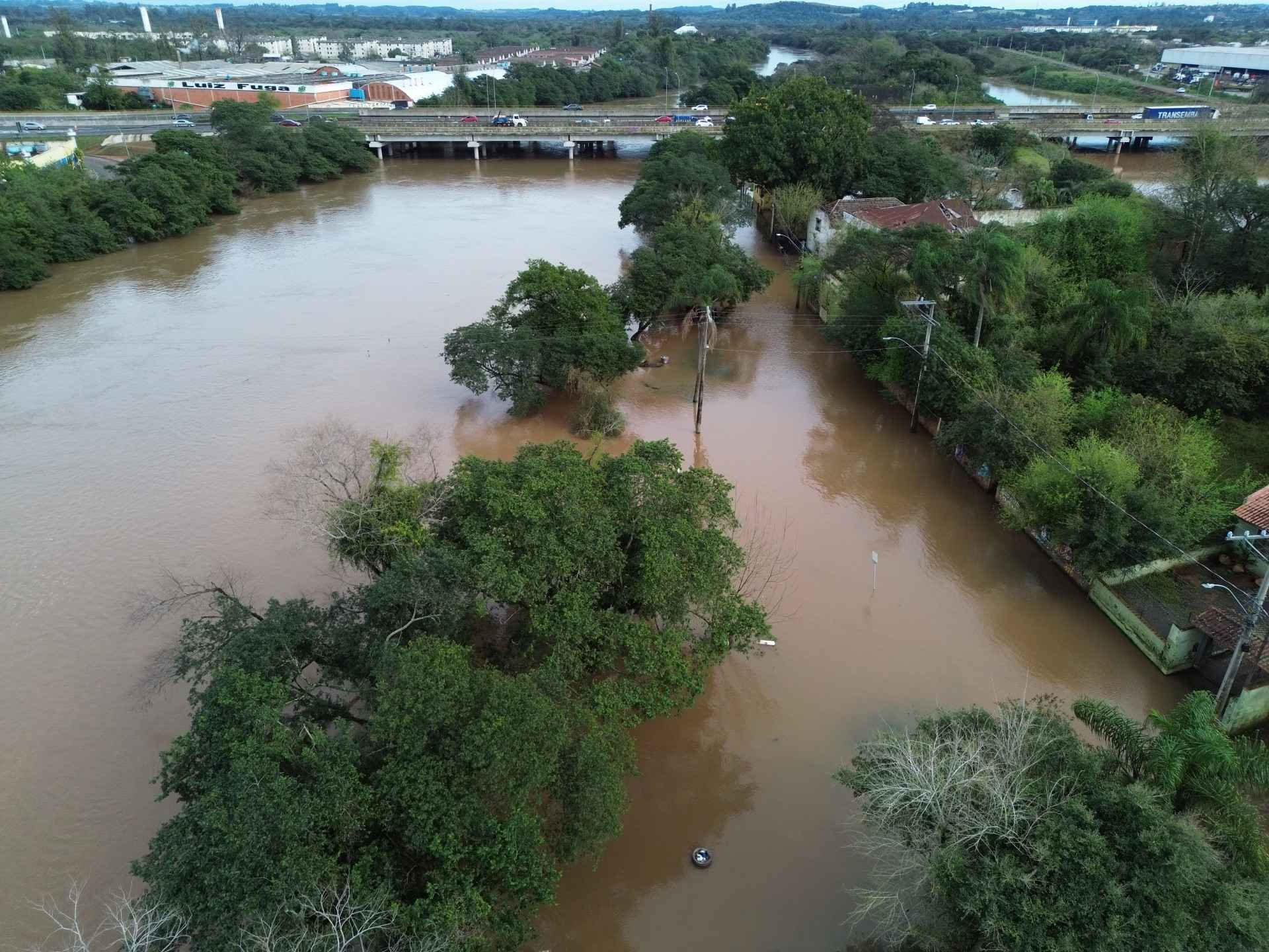 Rio dos Sinos deve continuar em elevação nos próximos dias mesmo sem chuva; entenda
