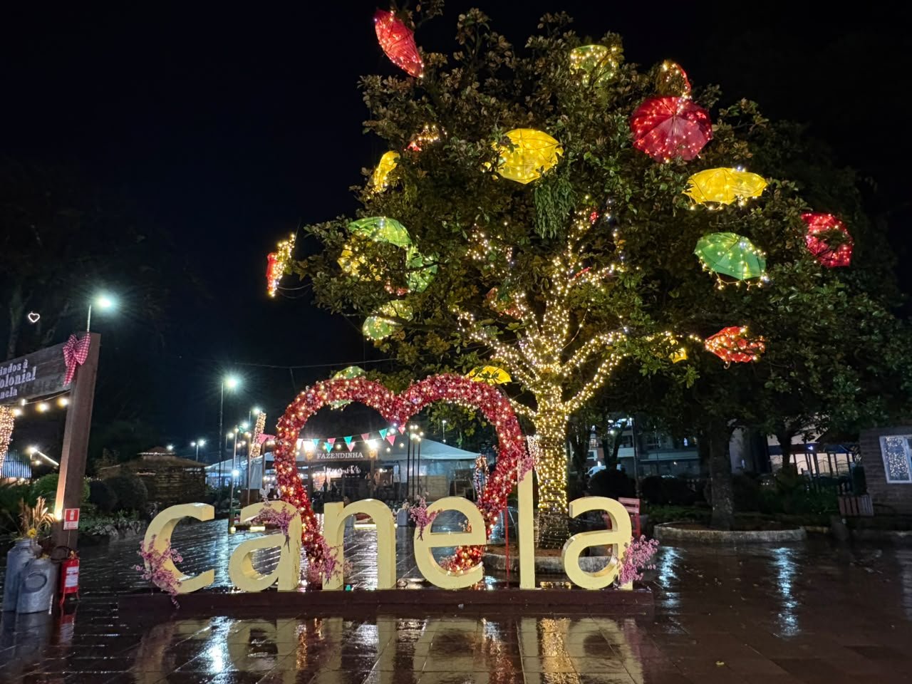 Com urso gigante e corredor de guarda-chuvas: Decoração da Temporada de Inverno encanta turistas em Canela