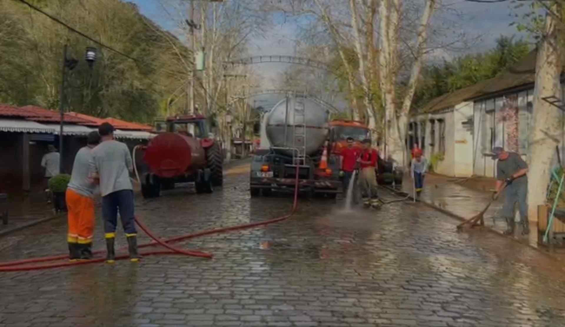 Moradores e equipes limpam residências e Núcleo de Casas Enxaimel alagados em Ivoti e Lindolfo Collor