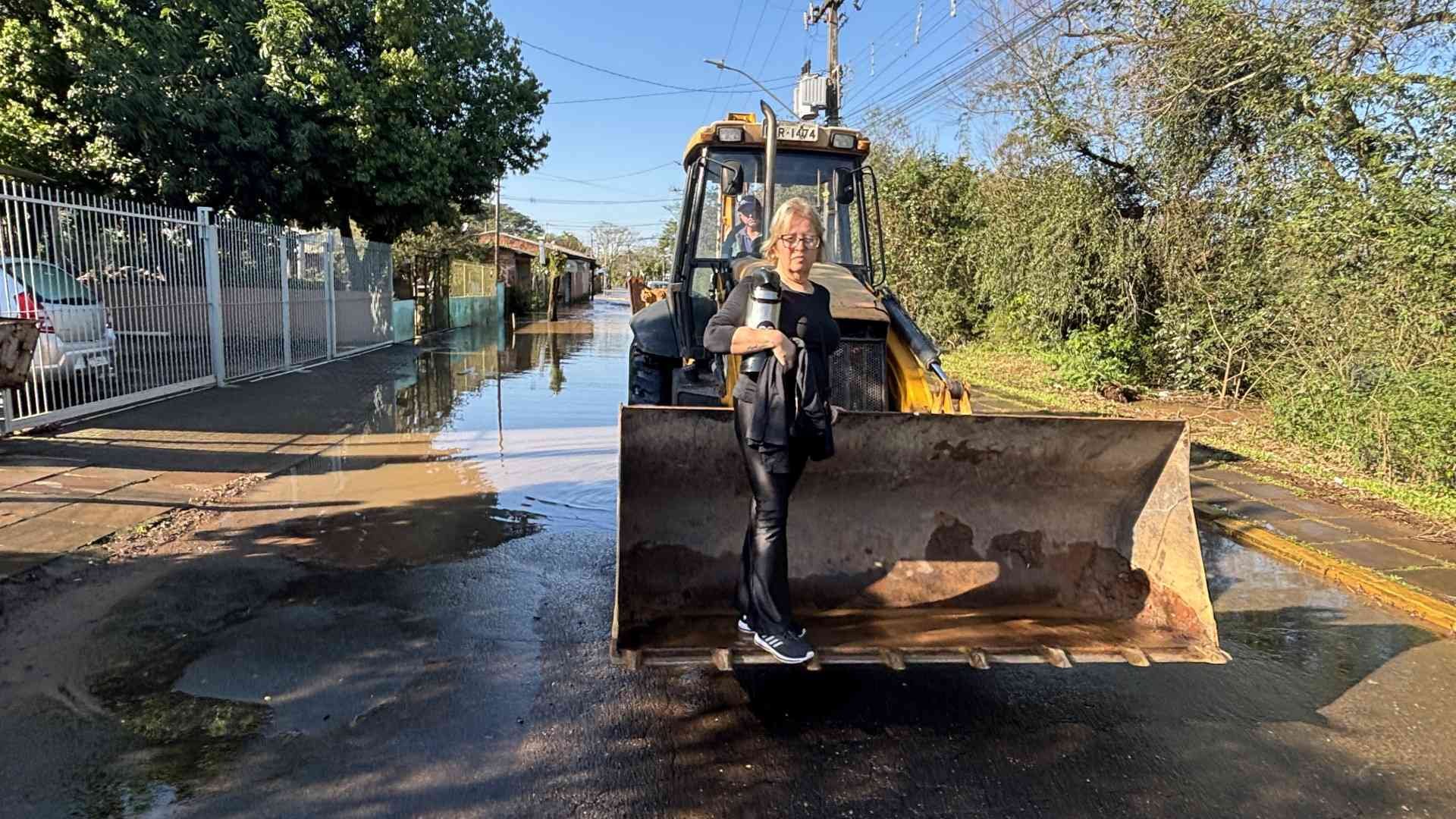 Elevação do Rio dos Sinos causa alagamentos e bloqueia acesso a bairro em Novo Hamburgo e Campo Bom