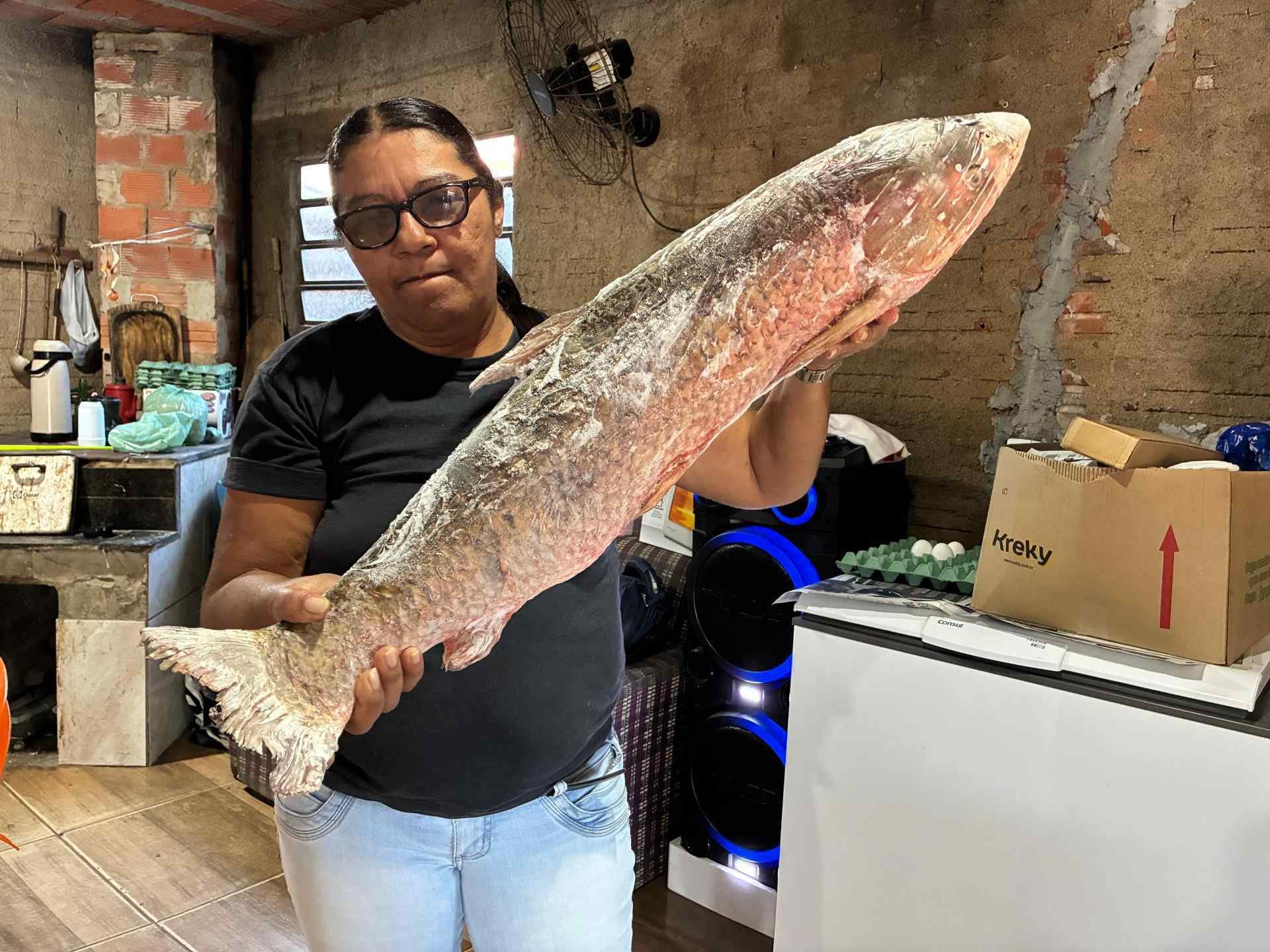 Cheia do Rio dos Sinos aumenta pesca e garante renda extra a casal em São Leopoldo