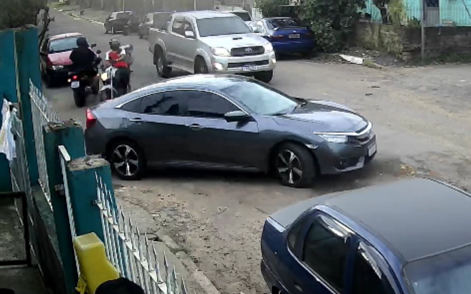 VÍDEO: Policiais disparam diversas vezes contra carro em fuga, mas suspeitos escapam em Novo Hamburgo