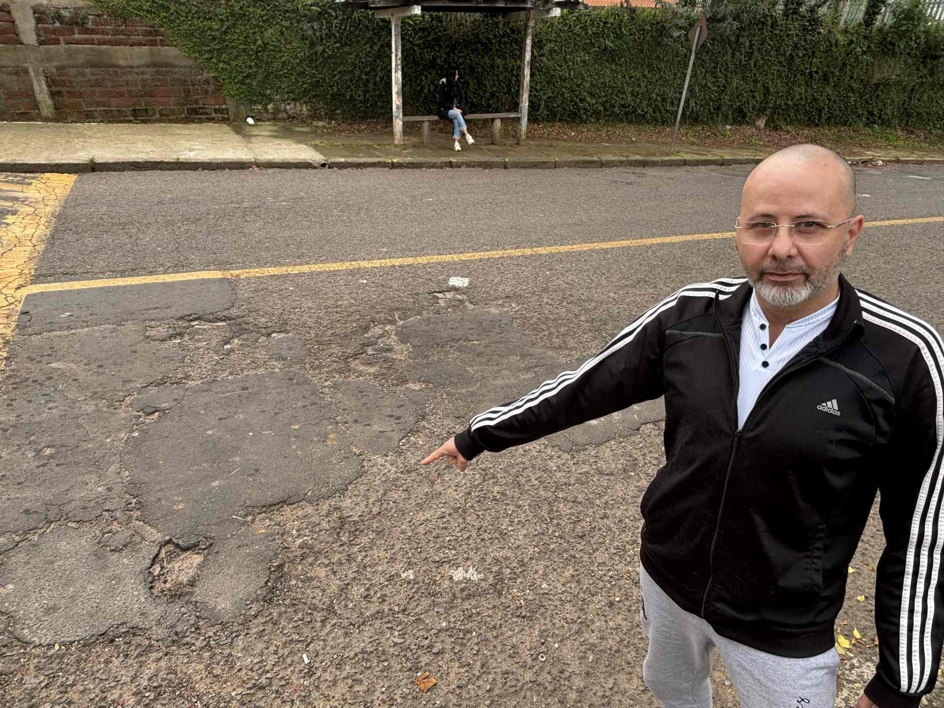 “Já quebrei uma roda”: Moradores reclamam de buraqueira por ruas de Novo Hamburgo