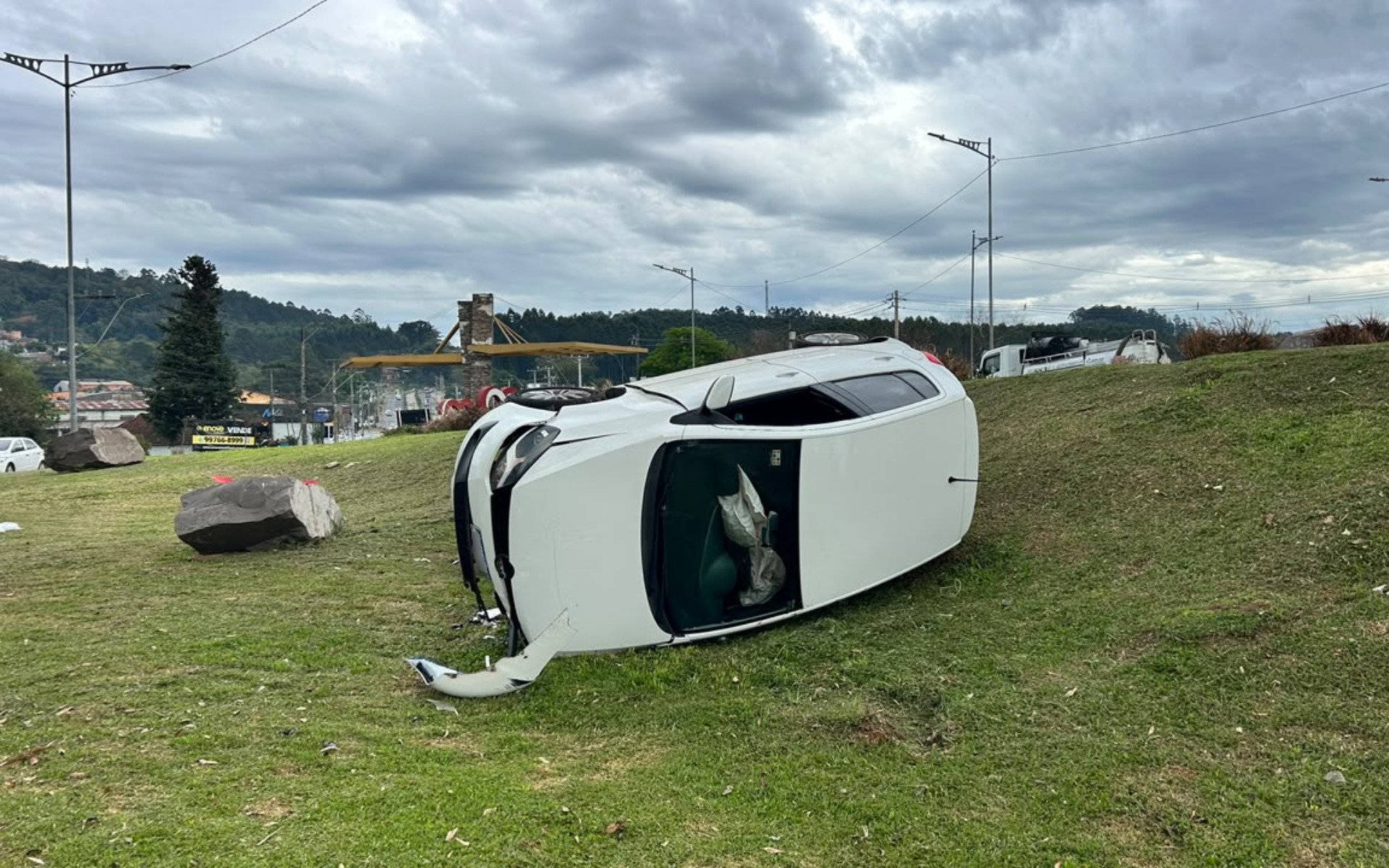 Motorista perde o controle da direção e tomba carro na saída de Estância Velha