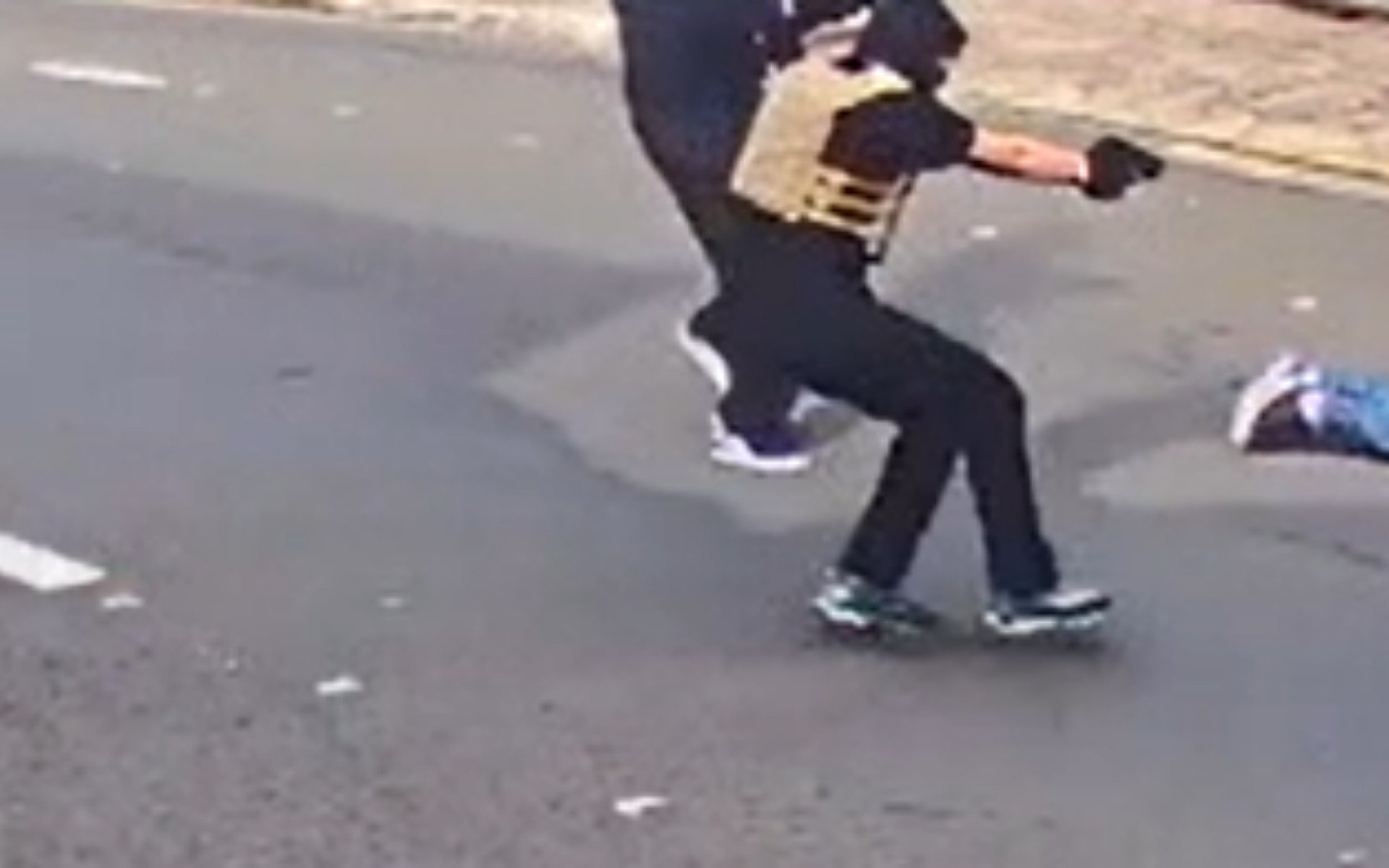 VÍDEO: Câmera de segurança flagra momento em que homem é morto com mais de 20 tiros em São Leopoldo
