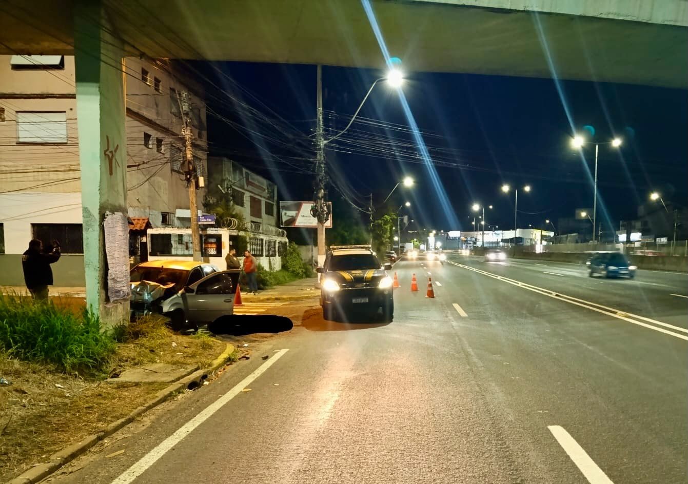 VÍDEO: Homem morre após carro bater em pilar de passarela na BR-116