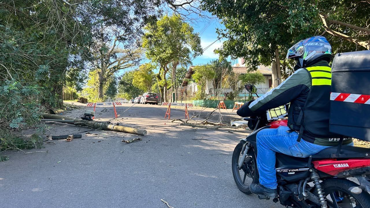 “Impossível acreditar nisso”: Quatro dias após o vendaval, ainda há ruas bloqueadas em Novo Hamburgo
