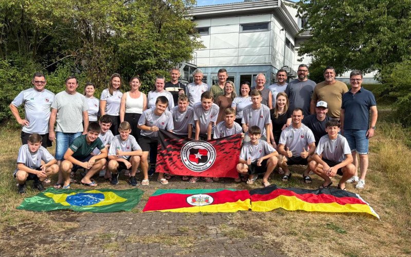Grupo de intercâmbio e da Escolinha de Futebol da Associação Cultural Esportiva Juvenil de São Roque com o prefeito de Nohfelden, Andreas Veit | abc+