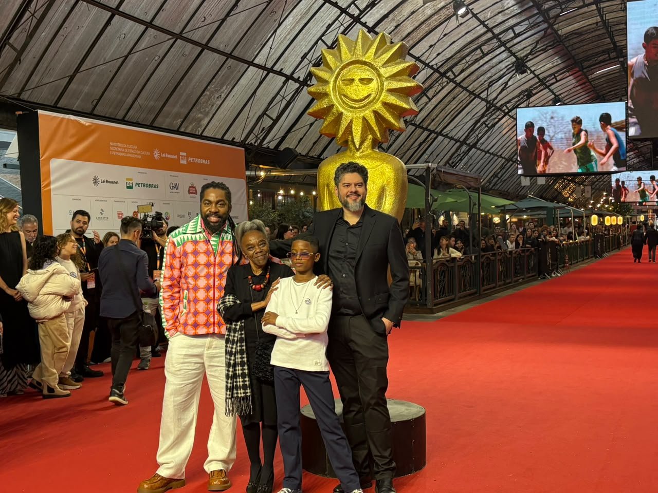FESTIVAL DE CINEMA: Elenco do primeiro longa-metragem que concorre aos Kikitos passa pelo tapete vermelho em Gramado