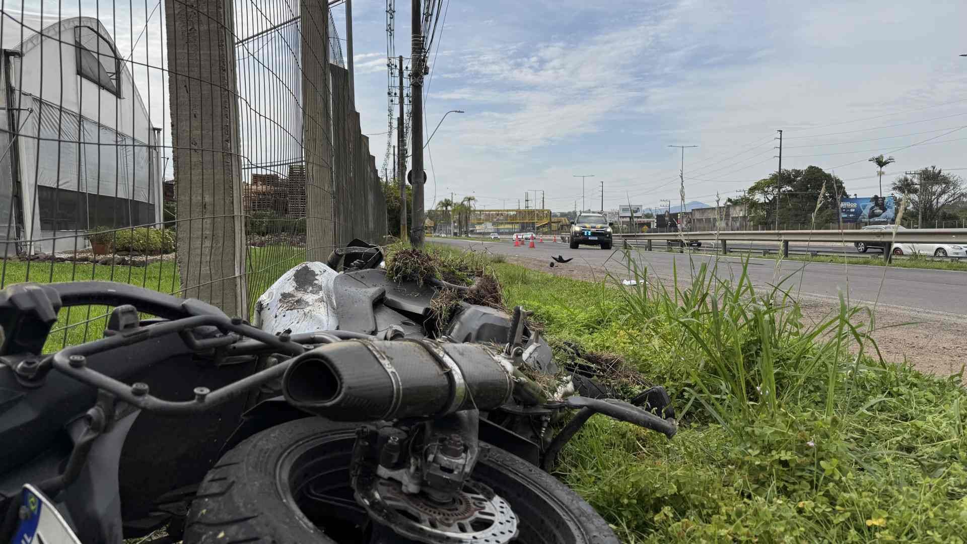 BR-116: Motociclista de Estância Velha é arremessado a 36 metros em acidente no Vale do Sinos