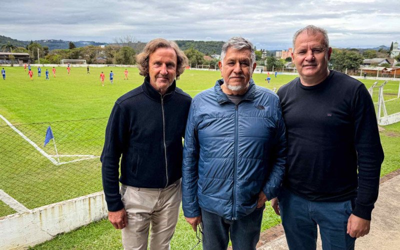 Uwe Scherr, Laudir Martins (presidente do Est&acirc;ncia Velha) e Sandro Blum, da KLM Sports Agency | abc+
