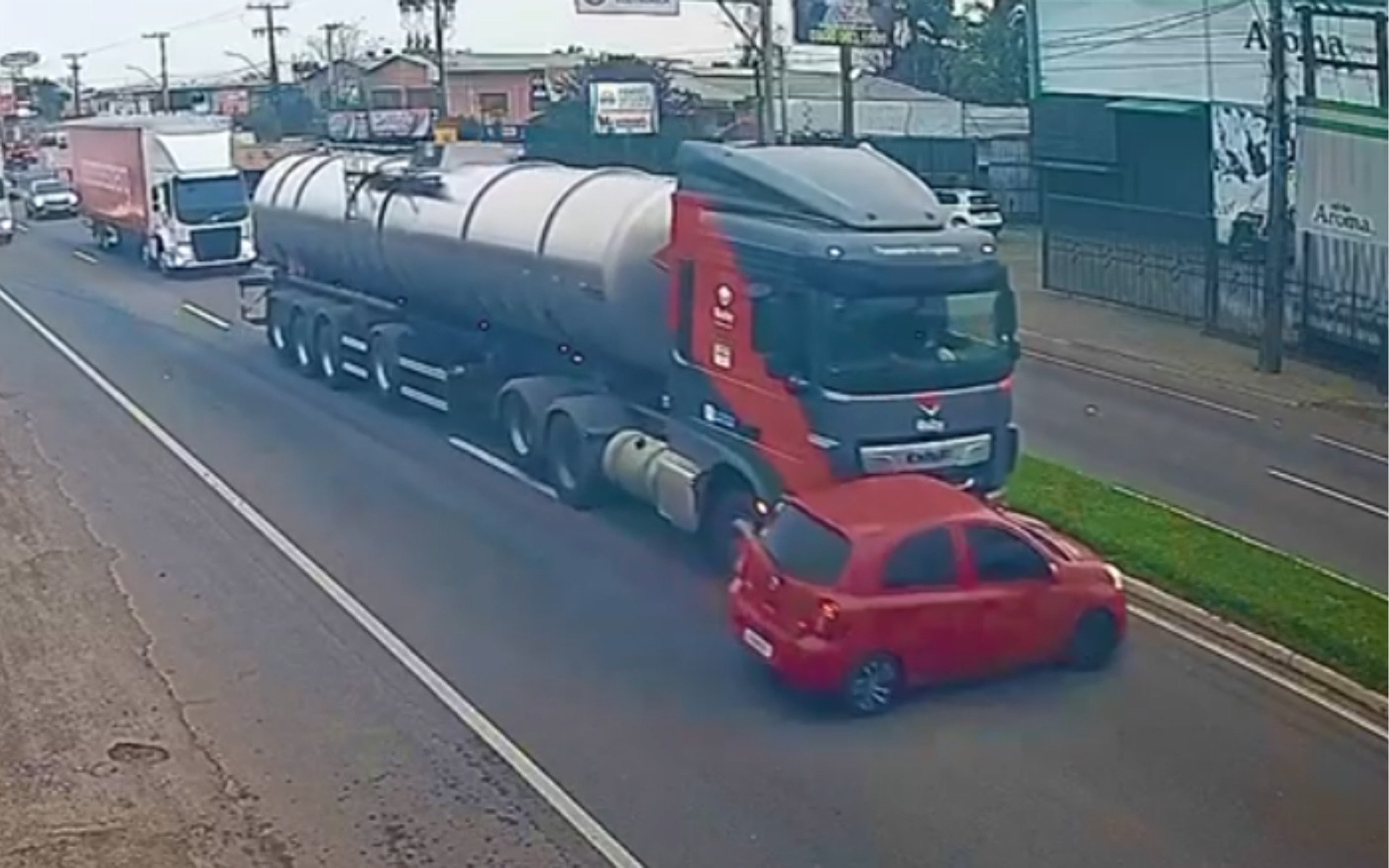 VÍDEO: Carreta arrasta carro pela RS-240 após batida durante mudança de faixa