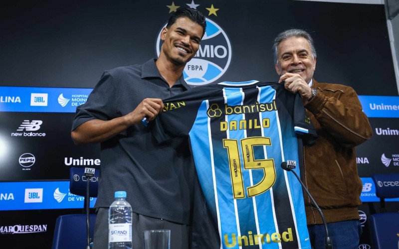 RS - FUTEBOL/APRESENTACAO GREMIO - ESPORTES - Diretor executivo Paulo Pelaipe apresenta o volante Danilo Barbosa como novo reforço do Gremio para a temporada 2026. FOTO: LUCAS UEBEL/GREMIO FBPA | abc+