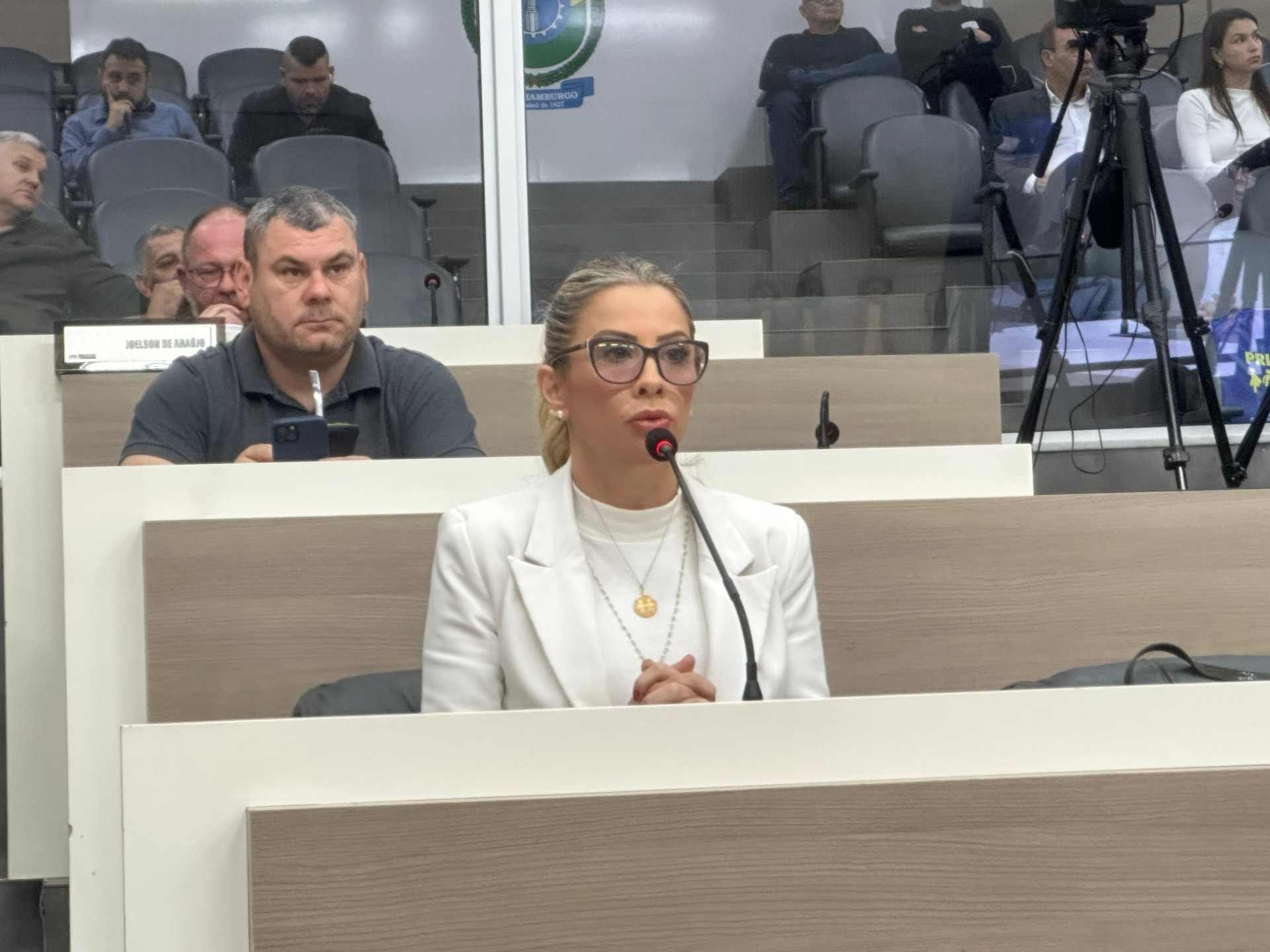 VÍDEO: Em CPI que investiga duplo salário em Novo Hamburgo, Andrea Pascoal detalha escolha da secretária da Fazenda