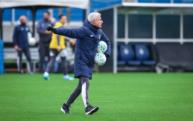 Técnico Luís Castro prepara equipe para confronto fora de casa | abc+