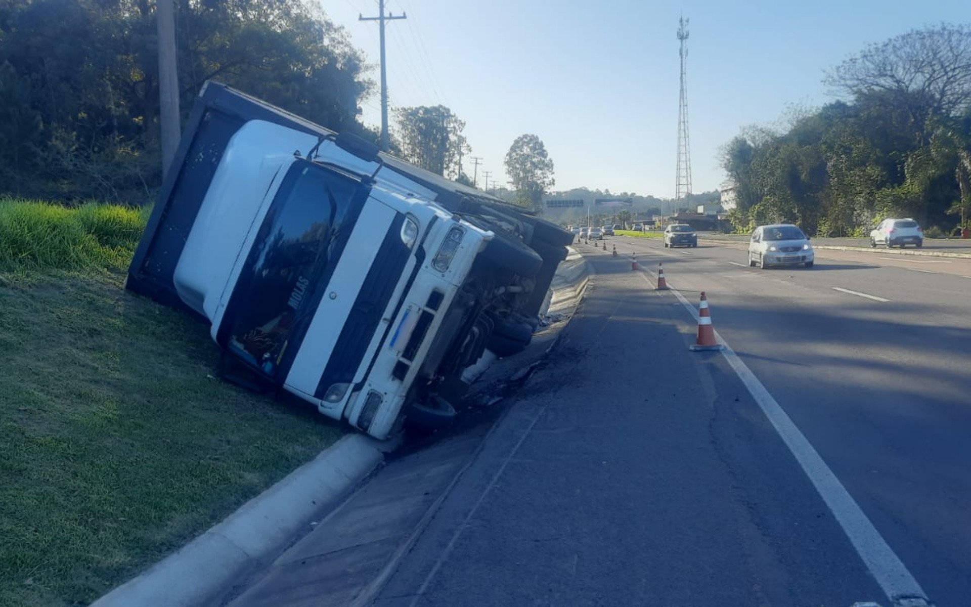 Após roda cair em valeta, caminhão tomba na RS-240 e permanece no local por mais de um dia