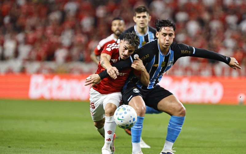 Bernabei disputa a bola com Noriega no Gre-Nal 453 | abc+