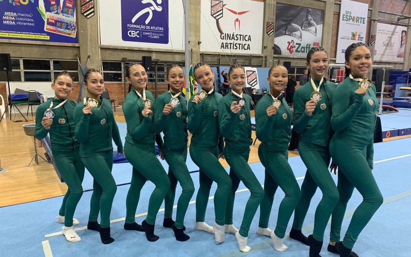 Atletas da Sociedade Gin&aacute;stica S&atilde;o Leopoldo com as medalhas | abc+