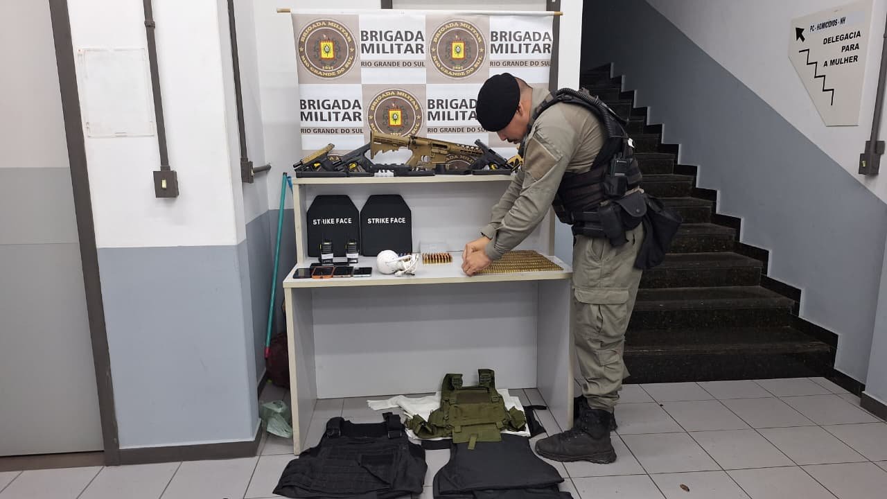 Grupo criminoso com fuzil e pistolas é preso em conveniência de bebidas em Novo Hamburgo; veja vídeo