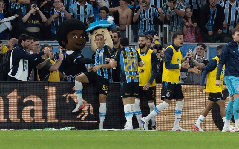 Carlos Vinícius marcou duas vezes nesta quinta-feira | abc+