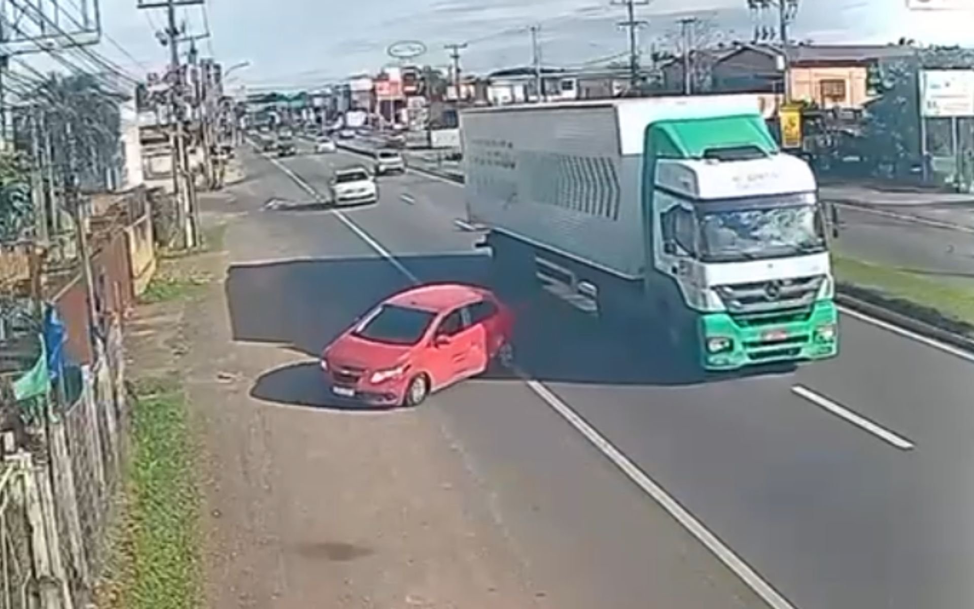 VÍDEO: Carro é jogado para fora da pista após ser atingido por caminhão que mudava de faixa na RS-240