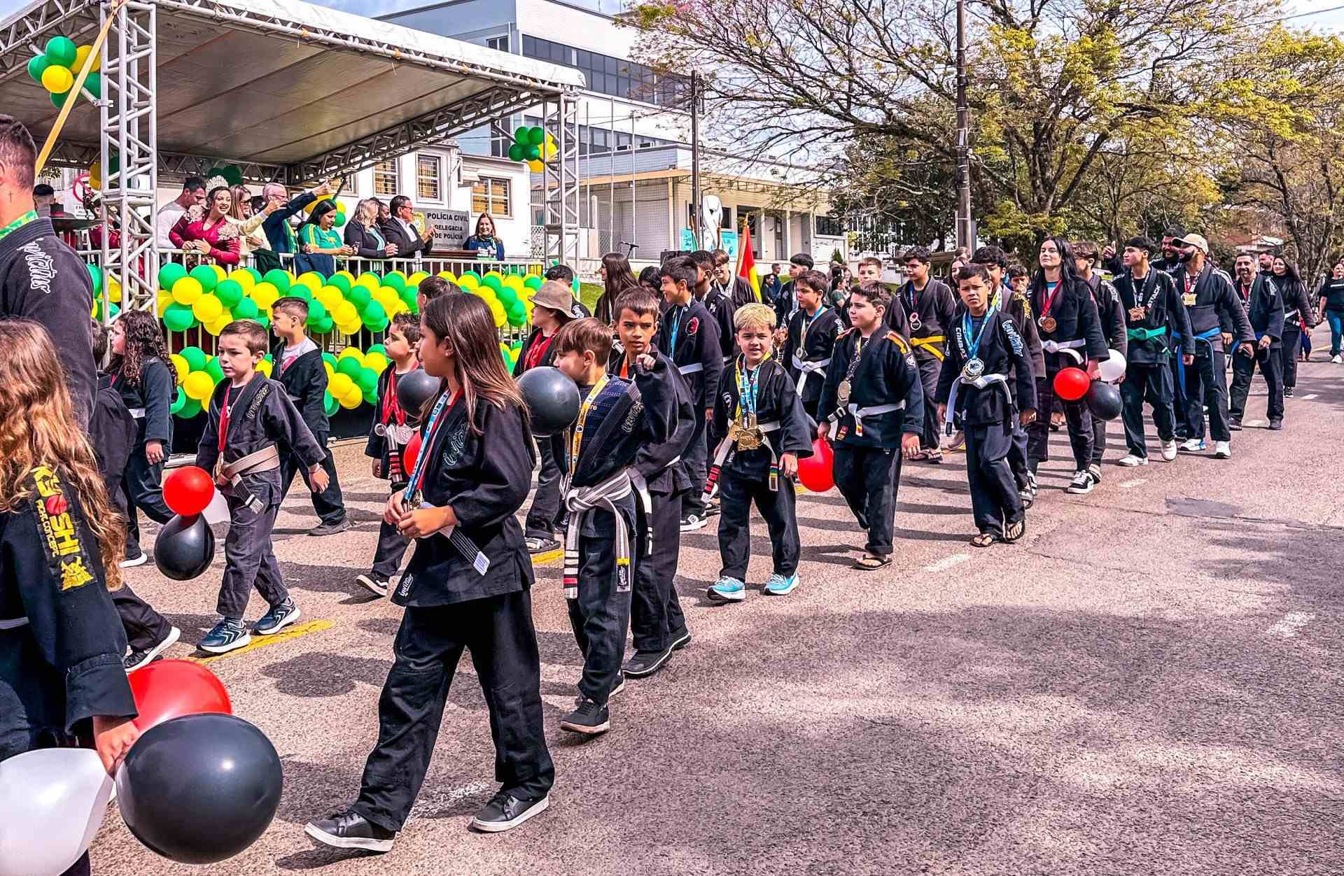 Mais de 40 entidades participam do desfile cívico de Portão; veja fotos
