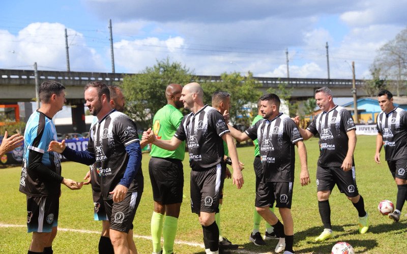 Primeira rodada do Campeonato Municipal de V&aacute;rzea de S&atilde;o Leopoldo 2026, que come&ccedil;ou neste domingo (dia 6), no Campo do Juventus, que teve o confronto Juventus e Jardim Luciana pelo Sub-12, pelo Quarent&atilde;o e pela For&ccedil;a Livre.