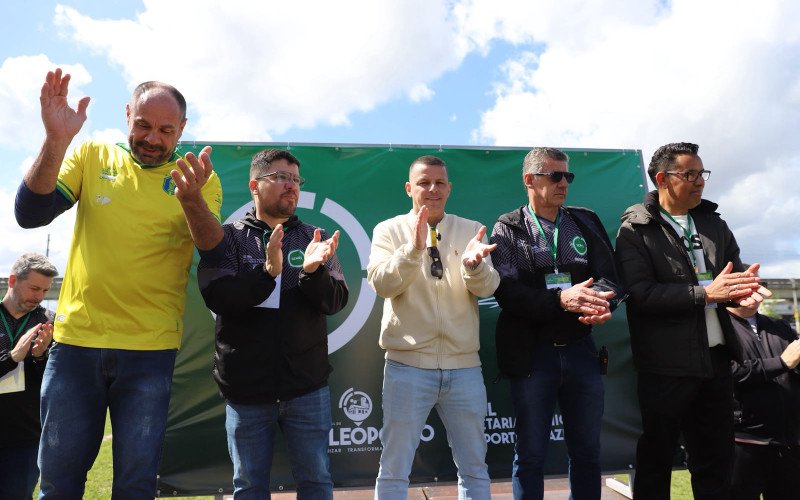 Primeira rodada do Campeonato Municipal de V&aacute;rzea de S&atilde;o Leopoldo 2026, que come&ccedil;ou neste domingo (dia 6), no Campo do Juventus, que teve o confronto Juventus e Jardim Luciana pelo Sub-12, pelo Quarent&atilde;o e pela For&ccedil;a Livre. Na foto, o palanque oficial