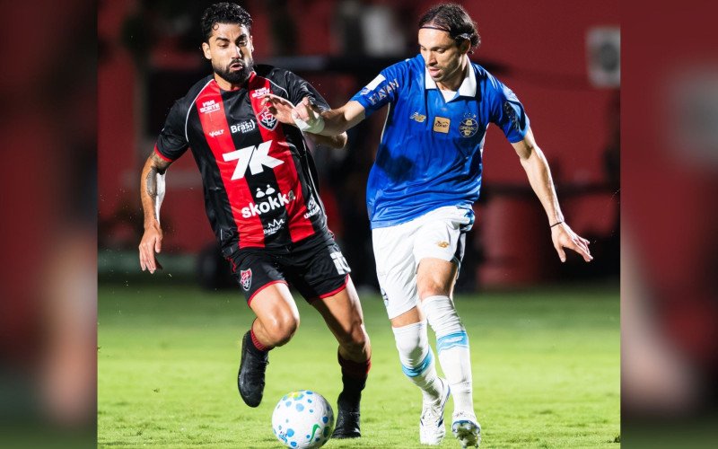 Krovinovic em disputa de bola com jogador do Vitória | abc+