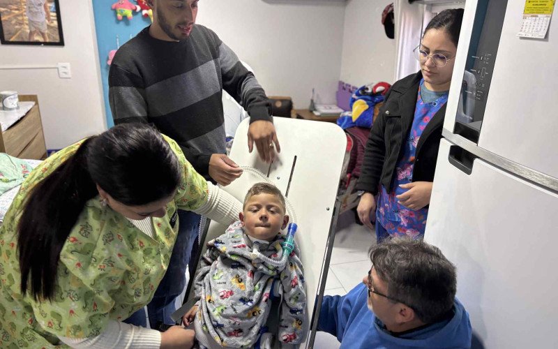 Menino de 4 anos que ficou tetraplégico em acidente na RS-239 volta a ficar em pé com parapódio: “Dá para ver o sorriso nos olhos dele”