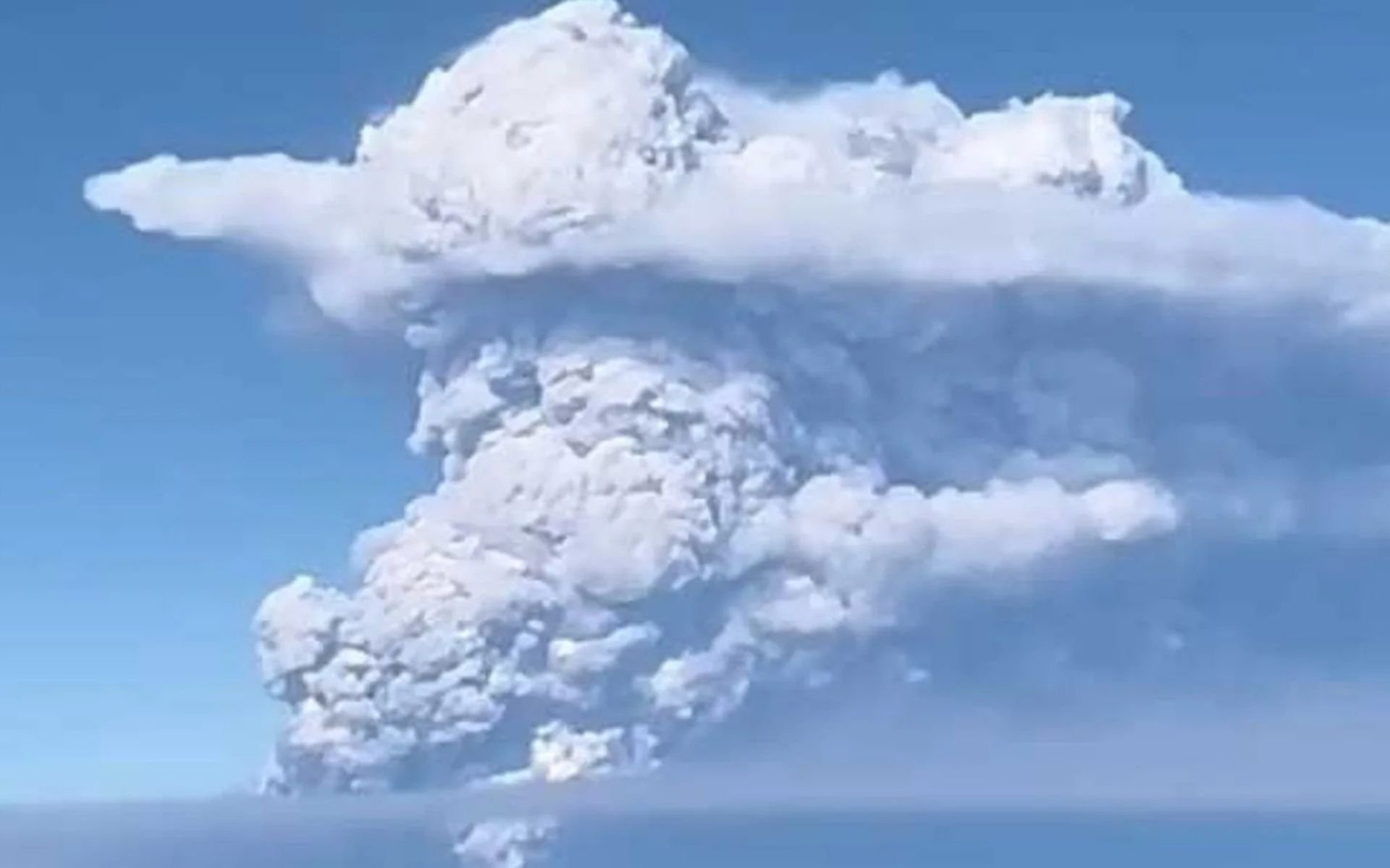 Erupção do Anak Krakatoa: Vulcão que já mexeu com o clima do planeta reaparece em atividade intensa; veja vídeo