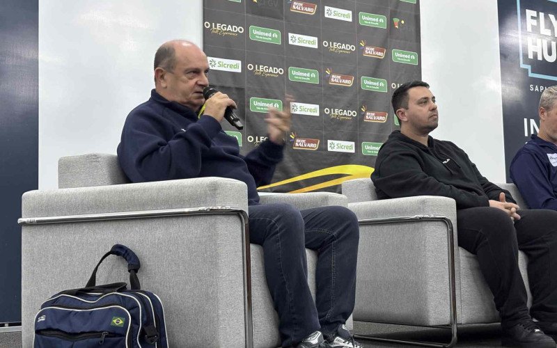{'nm_midia_inter_thumb1':'https://midia.gruposinos.com.br/_midias/jpg/2026/09/10/200x200/1_img_6978_jpg-22889177.jpeg', 'id_midia_tipo':'undefined', 'id_tetag_galer':'1', 'id_midia':'6aa2f61297aae', 'cd_midia':22889179, 'ds_midia_link': 'https://midia.gruposinos.com.br/_midias/jpg/2026/09/10/800x500/1_img_6978_jpg-22889177.jpeg', 'ds_midia': '', 'ds_midia_credi': '', 'ds_midia_titlo': '', 'cd_tetag': '16191', 'cd_midia_w': '800', 'cd_midia_h': '500', 'align': 'Clear', 'midias': [22889218,22889179], 'ds_midma_legen': {'0': '','22889179': 'Lenda do esporte, ex-t&eacute;cnico do voleibol brasileiro participa de palestra em Sapiranga','22889218': 'Carlos Cimino, atual presidente da Federa&ccedil;&atilde;o Ga&uacute;cha de Voleibol'}}