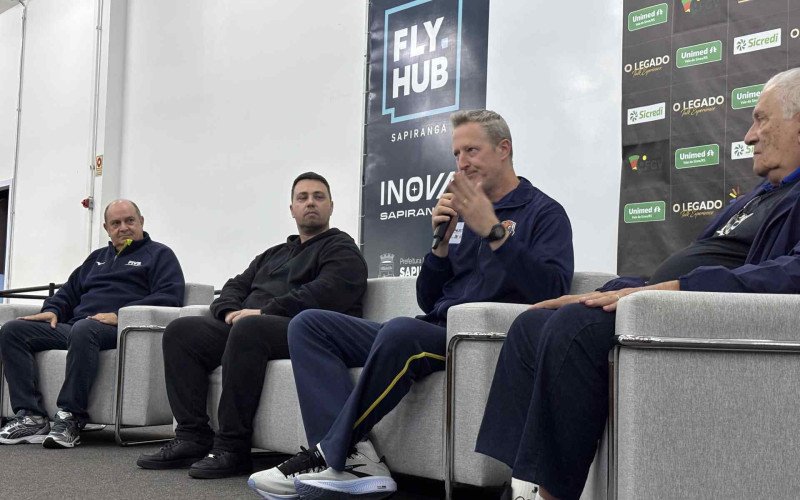{'nm_midia_inter_thumb1':'https://midia.gruposinos.com.br/_midias/jpg/2026/09/10/200x200/1_img_6987_jpg-22889192.jpeg', 'id_midia_tipo':'undefined', 'id_tetag_galer':'1', 'id_midia':'6aa2f61297aae', 'cd_midia':22889194, 'ds_midia_link': 'https://midia.gruposinos.com.br/_midias/jpg/2026/09/10/800x500/1_img_6987_jpg-22889192.jpeg', 'ds_midia': '', 'ds_midia_credi': '', 'ds_midia_titlo': '', 'cd_tetag': '16191', 'cd_midia_w': '800', 'cd_midia_h': '500', 'align': 'Clear', 'midias': [22889213,22889194], 'ds_midma_legen': {'0': '','22889194': 'Lenda do esporte, ex-t&eacute;cnico do voleibol brasileiro participa de palestra em Sapiranga','22889213': 'Gustavo Endres, campe&atilde;o ol&iacute;mpico pela Sele&ccedil;&atilde;o Brasileira de v&ocirc;lei'}}