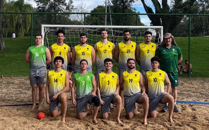 {'nm_midia_inter_thumb1':'https://midia.gruposinos.com.br/_midias/jpg/2026/09/11/200x200/1_beach__2_-22890126.jpg', 'id_midia_tipo':'2', 'id_tetag_galer':'', 'id_midia':'6aa4545277516', 'cd_midia':22890128, 'ds_midia_link': 'https://midia.gruposinos.com.br/_midias/jpg/2026/09/11/800x500/1_beach__2_-22890126.jpg', 'ds_midia': 'Time masculino defende a liderança do estadual', 'ds_midia_credi': 'Universidade Feevale/Divulgação', 'ds_midia_titlo': 'Time masculino defende a liderança do estadual', 'cd_tetag': '16157', 'cd_midia_w': '800', 'cd_midia_h': '500', 'align': 'Clear'}