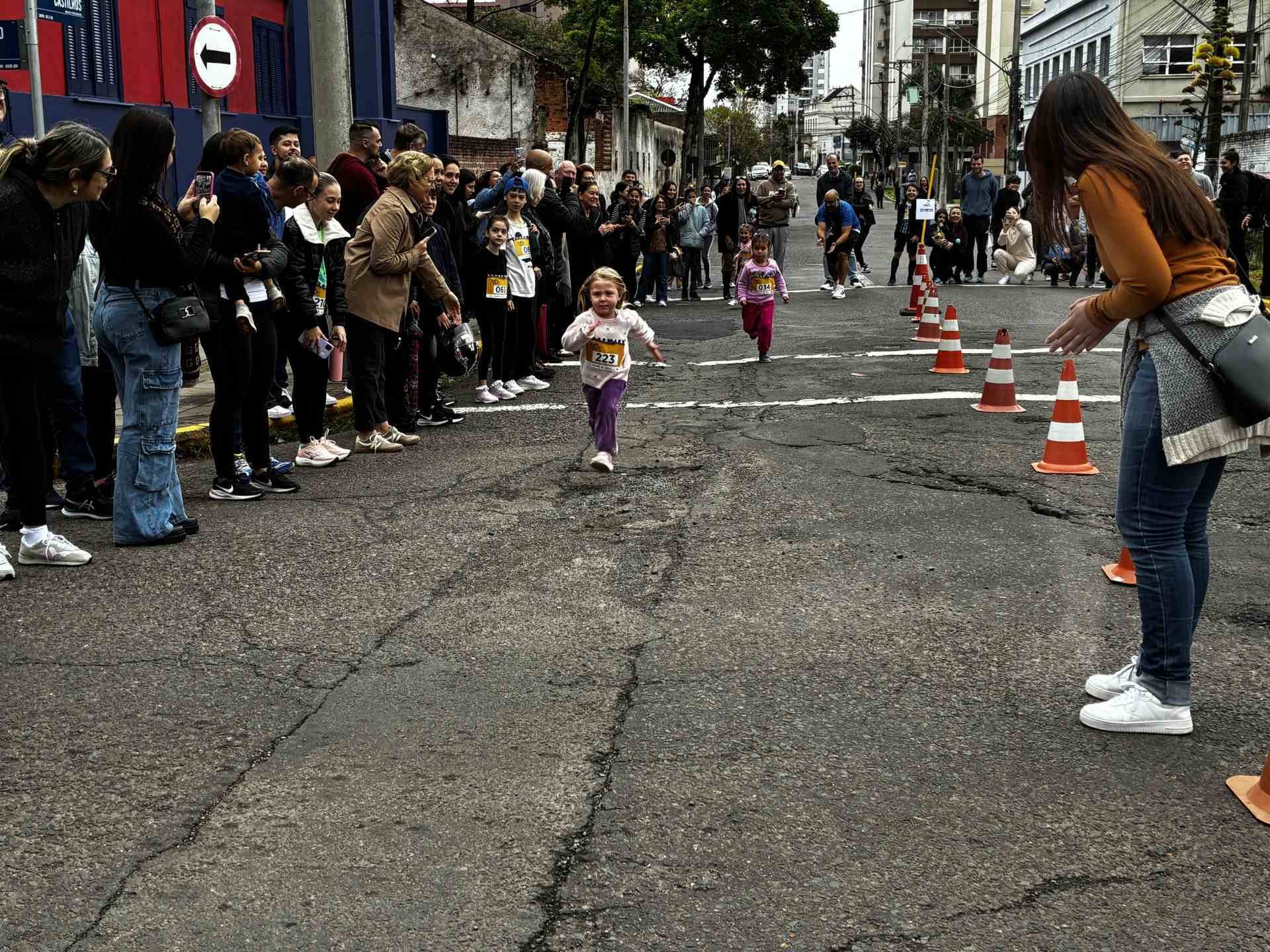 Corrida Kids reúne pequenos atletas na Feira do Livro de Novo Hamburgo