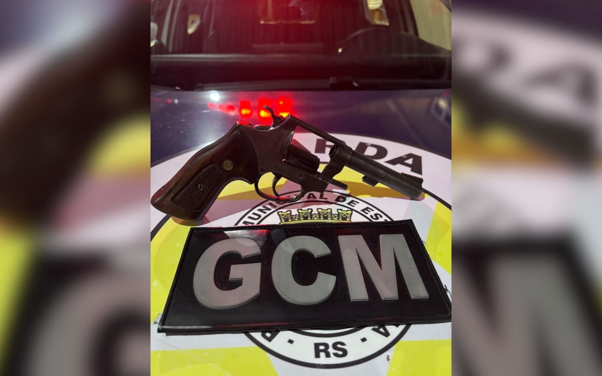 Homem é preso após invadir casa, agredir casal e fugir com revólver e facão