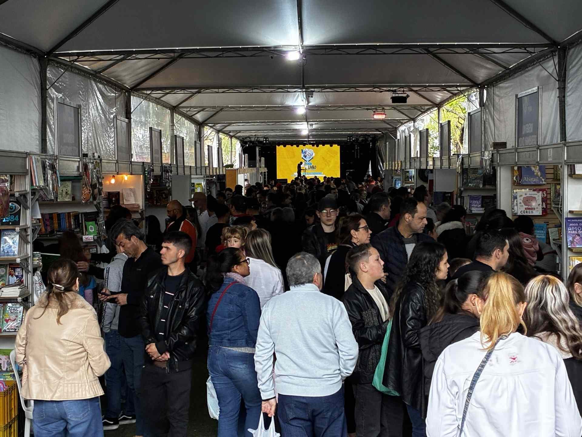 Bons preços e praça cheia: Leitores e livreiros celebram os resultados da Feira do Livro em Novo Hamburgo